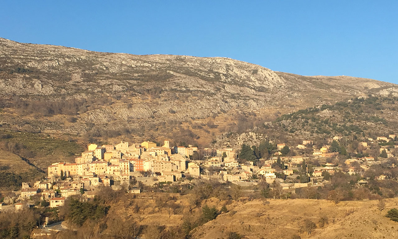 vue sur village au coeur des montagnes