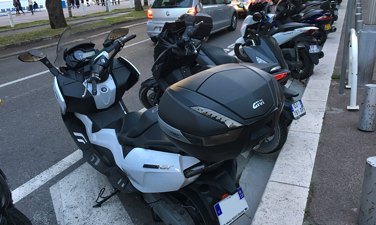 Scooter BMW C650GT sur la promenade des Anglais à Nice