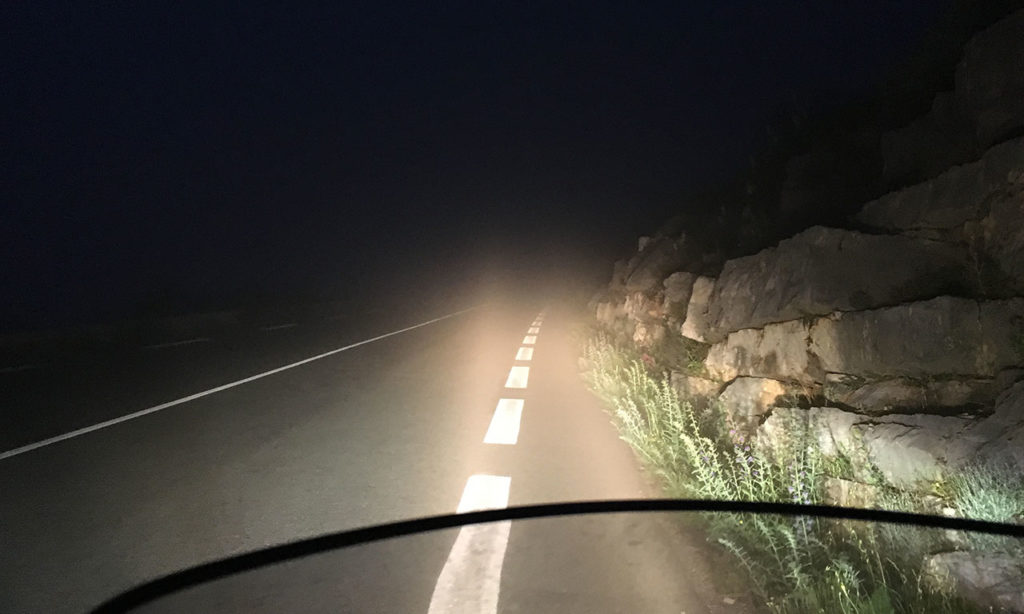 Brouillard et purée de pois dans les montagnes de nuit