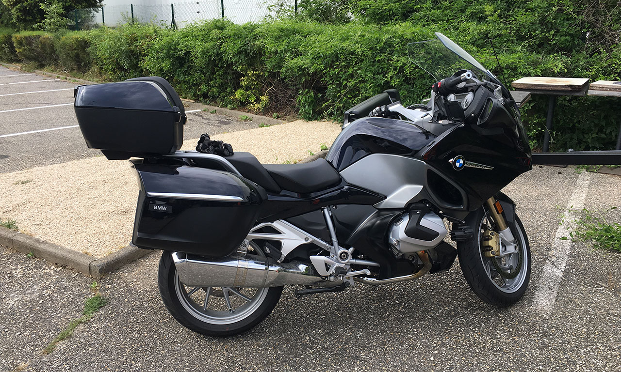 Moto R250RT BMW à Bollène, sur le parking de l'hôtel