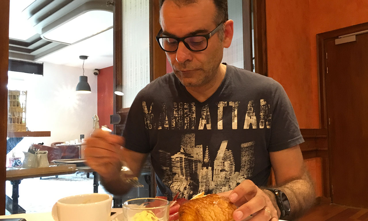 Jean-Claude : au petit déjeuner, hôtel Saint Pierre Aurillac