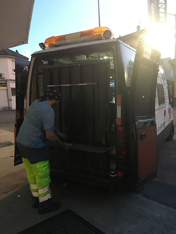 chargement de la moto et déchargement depuis le camion de dépannage