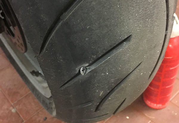 pneu crevé à moto : une visse dans le pneu, crevaison lente