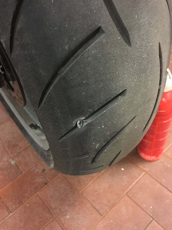 pneu crevé à moto : une visse dans le pneu, crevaison lente