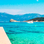 plage paradisiaque en Corse : eau turquoise, photo à peine retouchée, promis, vraiment