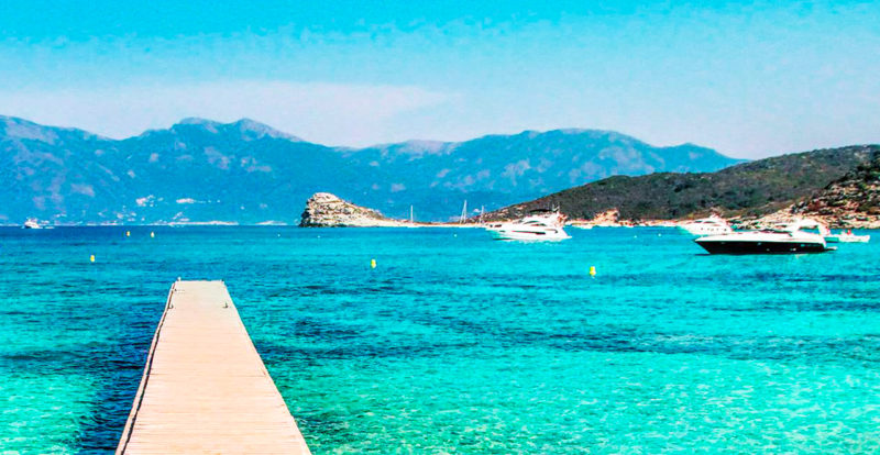 plage paradisiaque en Corse : eau turquoise, photo à peine retouchée, promis, vraiment