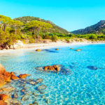 plage paradisiaque en Corse : eau turquoise, photo à peine retouchée, promis