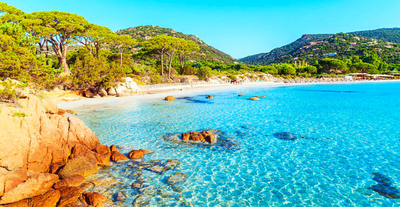 plage paradisiaque en Corse : eau turquoise, photo à peine retouchée, promis
