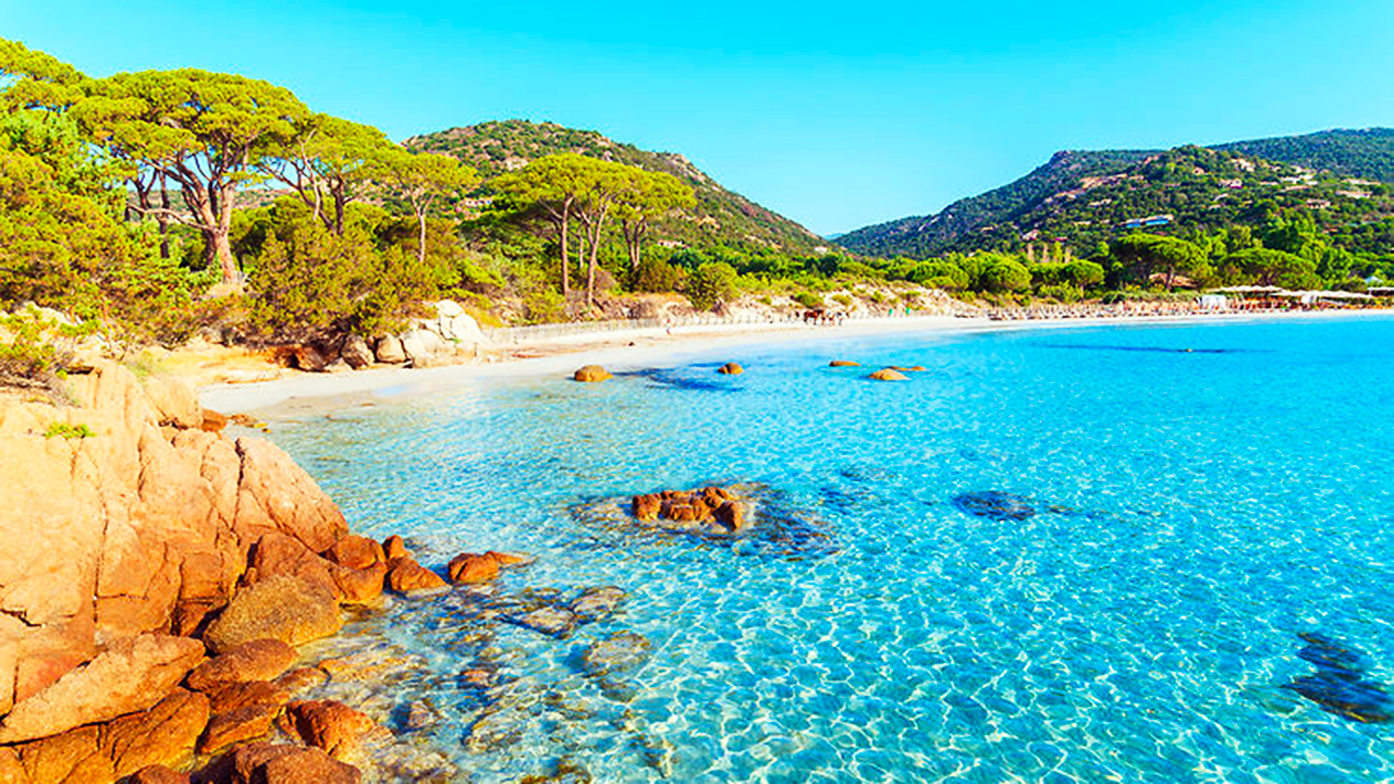 plage paradisiaque en Corse : eau turquoise, photo à peine retouchée, promis