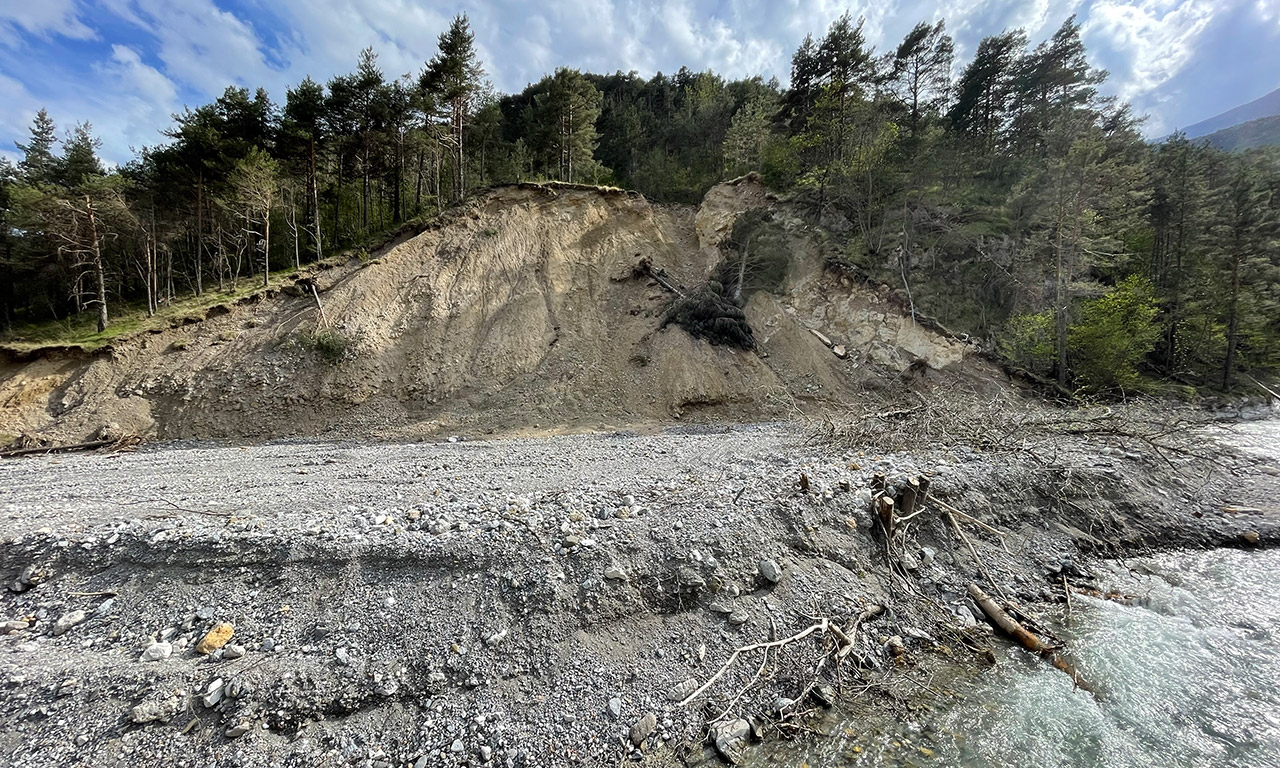 les flancs de montagne s'effondrent