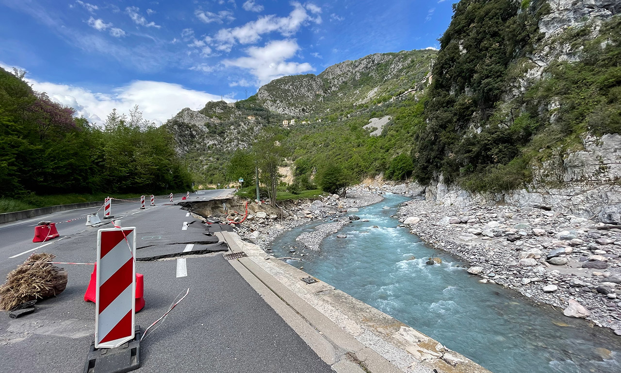 route détruite en partie dans la vallée de Roya