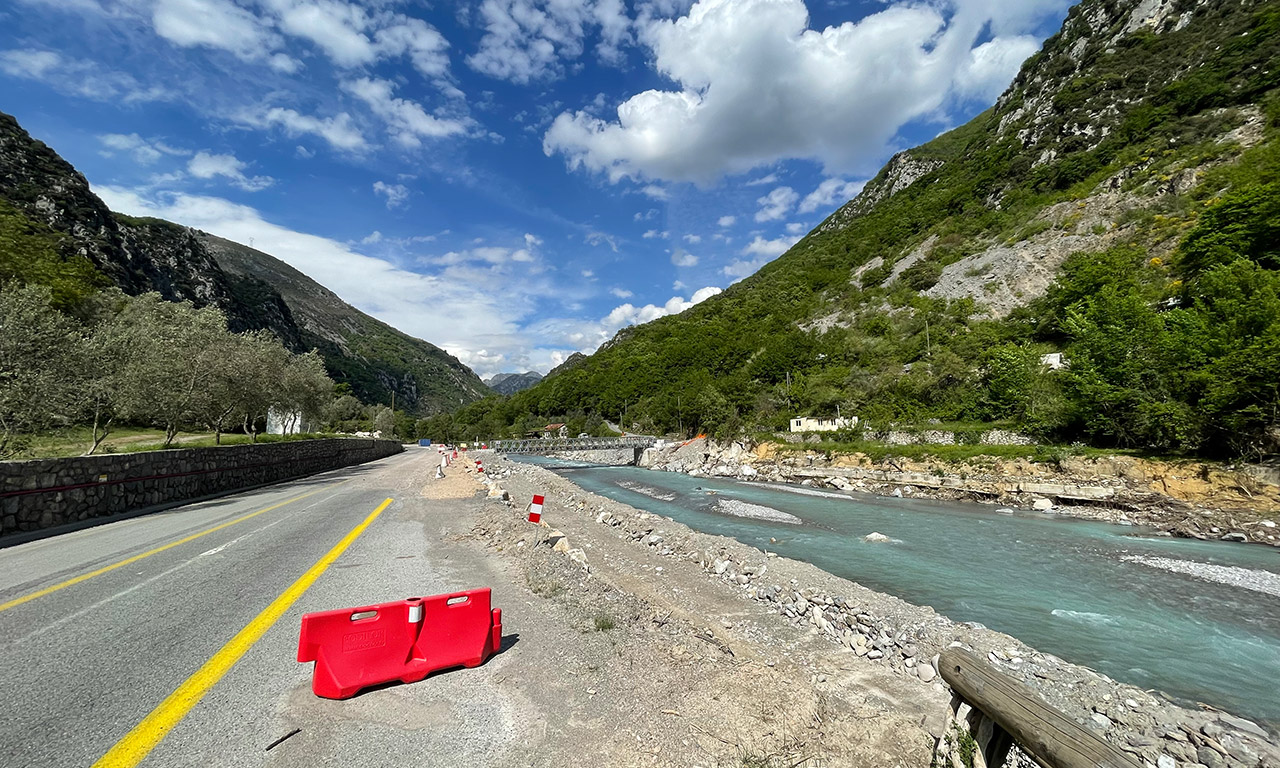 route en travaux dans la Vallée de Roya