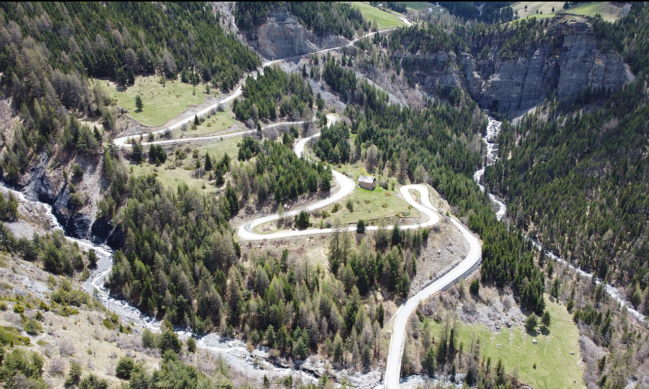 route vers le col de la bonette en parant de Jausiers