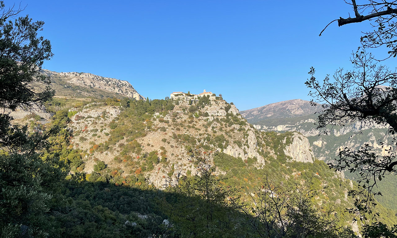 Vue vers Gourdon depuis les sinueuses et hauteur de Grasse