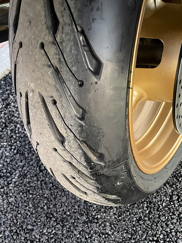 Pneu Sport GT Michelin Road 5 sur le FJR