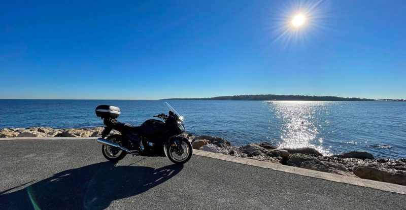 rouler à moto en bord de mer sur la Côte d'Azur