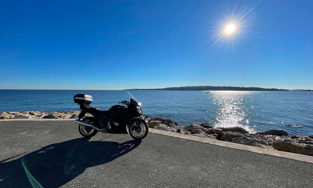 rouler à moto en bord de mer sur la Côte d'Azur