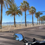 Cruising le long de la croisette de Cannes jusqu'à la plage du Midi derrière le Suquet