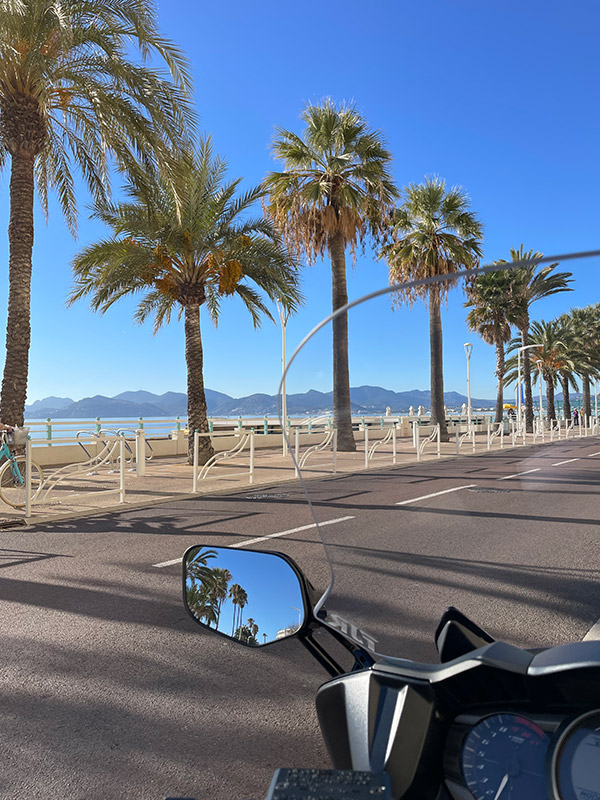 Cruising le long de la croisette de Cannes jusqu'à la plage du Midi derrière le Suquet