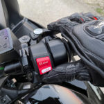 manipulation de la moto et de ses comodos avec les gants Dainese Steel Pro In