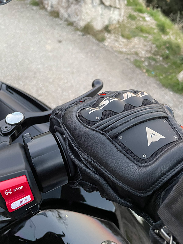 gant moto Dainese : plier les doigts