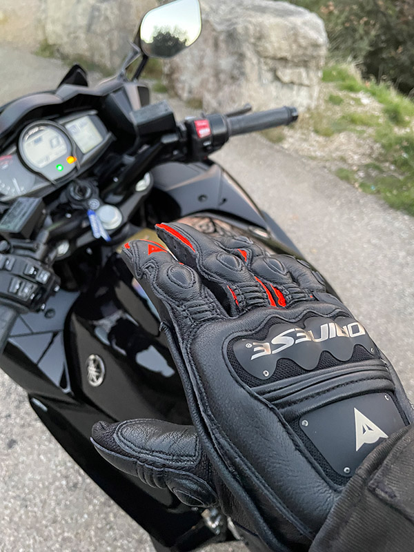 Gant de moto Dainese : Confort ferme et ajusté