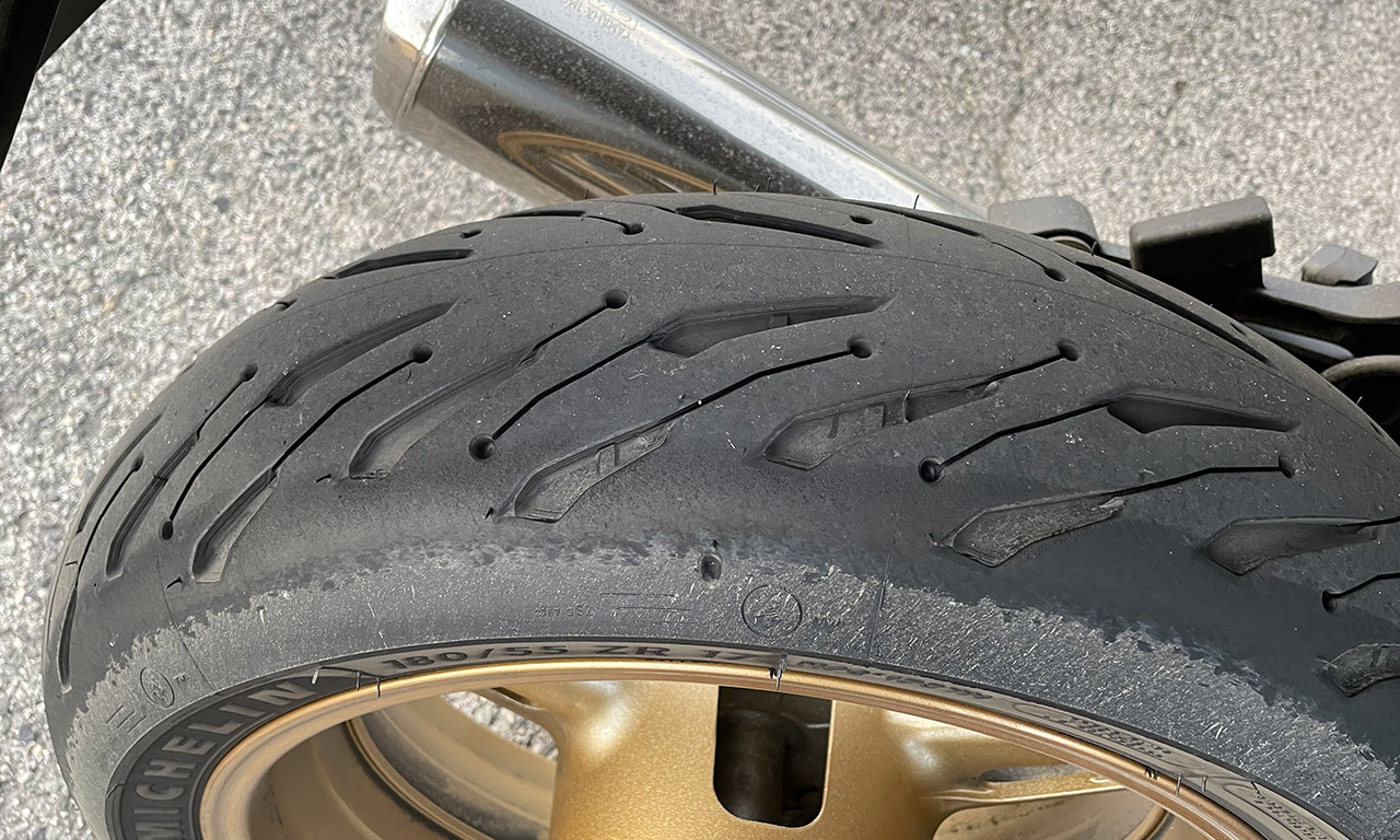 Michelin Road5 sur le FJR