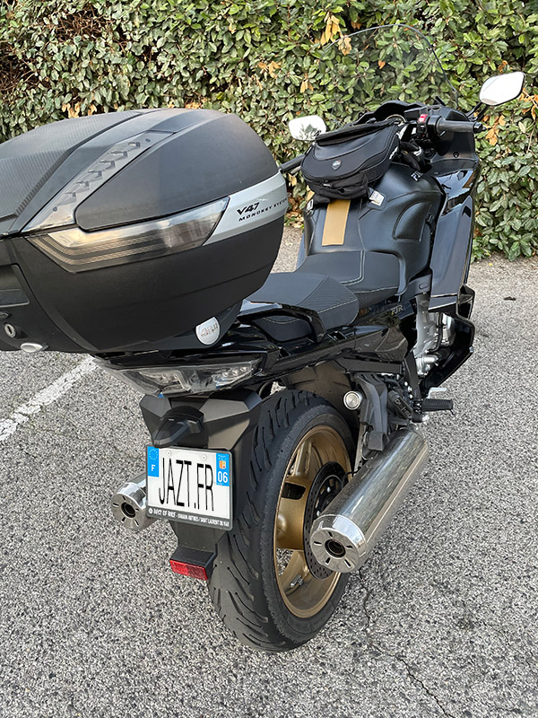 FJR Ultimate Edition sans valise mais avec Top Case GiVi