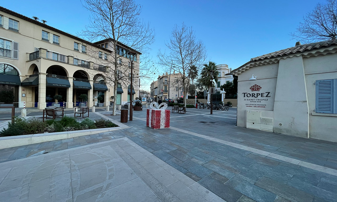 Place de la gendarmerie et musée du cinéma à Saint Tropez