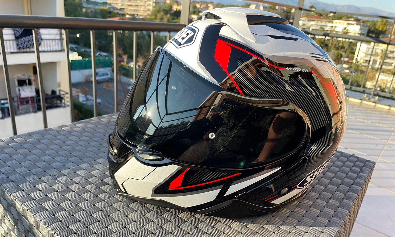 casque moto Neotec2 de chez Shoei avec visière fumée