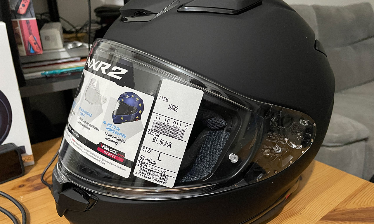 casque moto intégral NXR2 chez Shoei, ouverture sur le devant