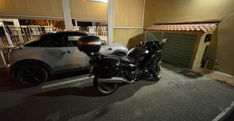 Voilà le parking moto Hôtel Atrackjata à Aléria