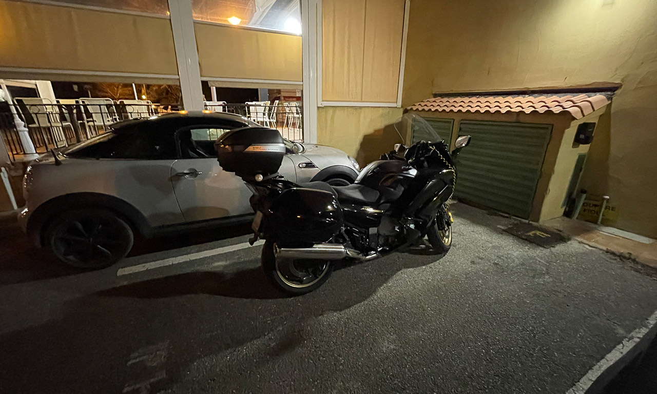 Voilà le parking moto Hôtel Atrackjata à Aléria