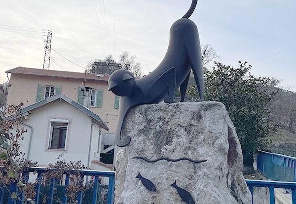 plan d'arriou et sa statue de chat qui chasse le poisson