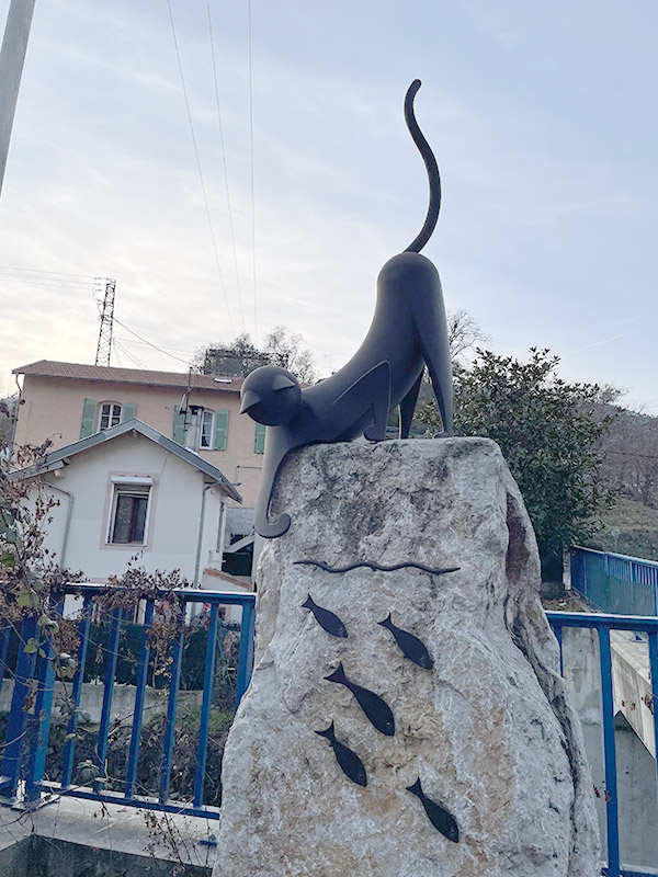 plan d'arriou et sa statue de chat qui chasse le poisson