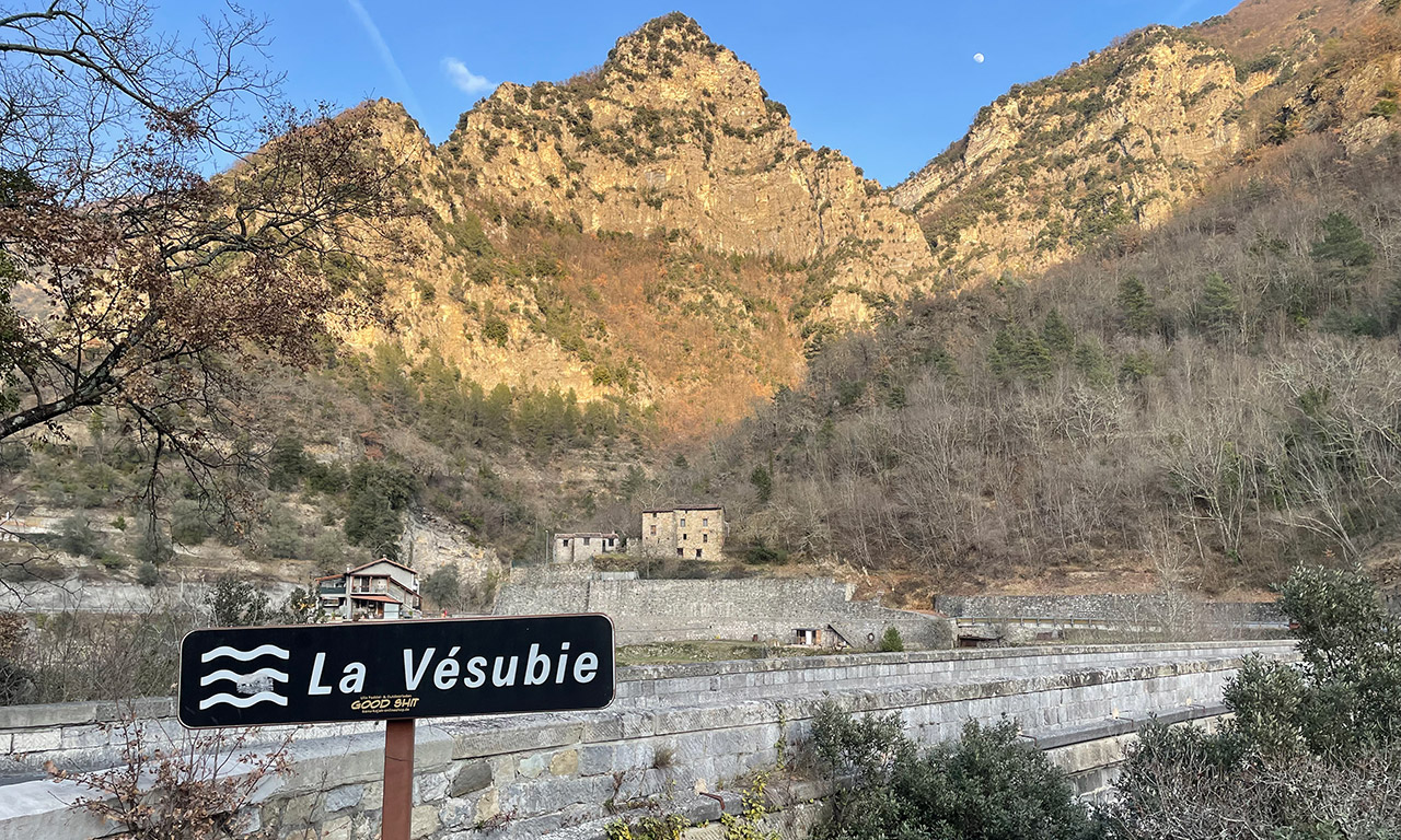 Longer la Vésubie à moto