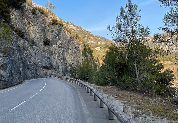 route secondaire en longeant la Vésubie