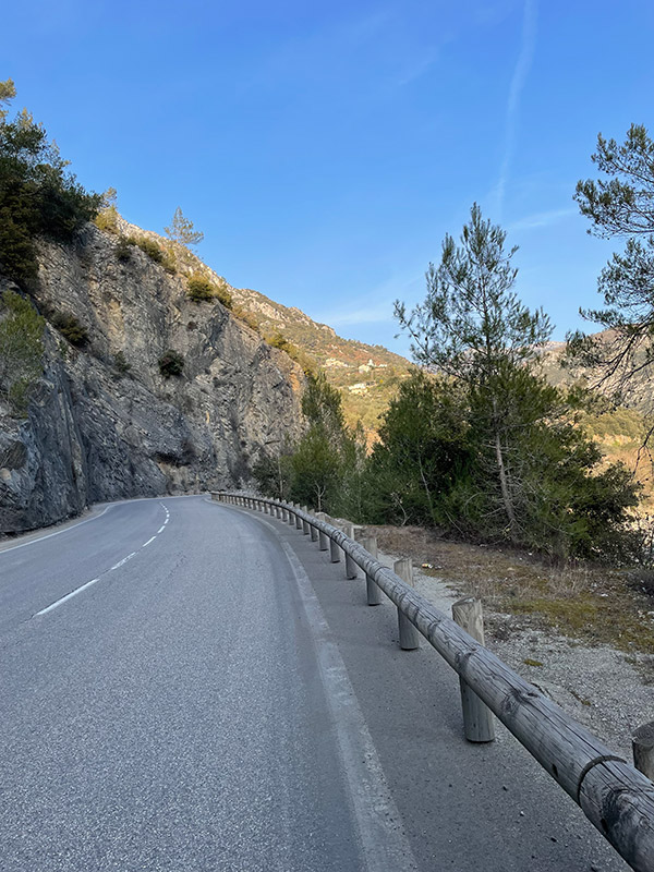 route secondaire en longeant la Vésubie