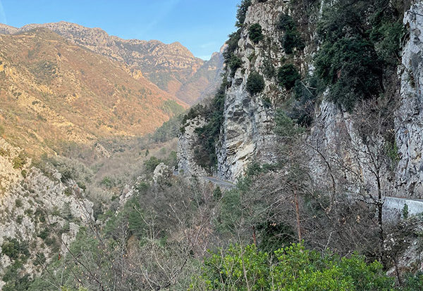 vue sur les montagnes de l'arrière pays Niçois