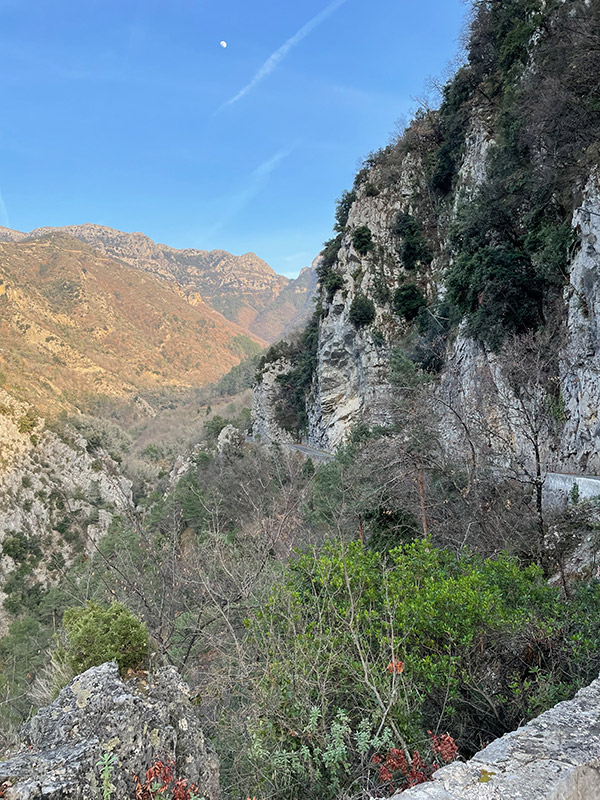 vue sur les montagnes de l'arrière pays Niçois