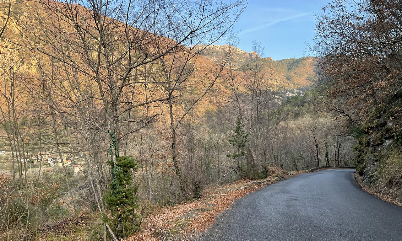 arrière pays Niçois, sur les petites routes de montagne