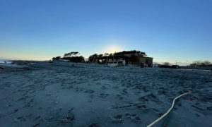 Plage et montagne en arrière plan en Corse