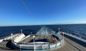 pas de vent à l'arrière du bateau, mais le bruit des moteurs, Corsica Ferries