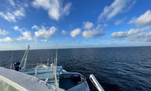 à l'avant du Corsica Ferries