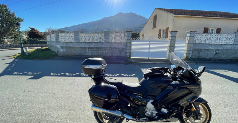 arrivée à moto à Corte au coeur de la Corse