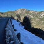 bord de route sous la neige en Corse, dans les montagnes