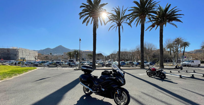 ile rousse, près de la petite plage de village, en centre ville