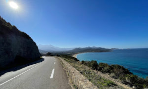 soleil, route sinueuse, plage de sable fin, mer transparente : LA CORSE