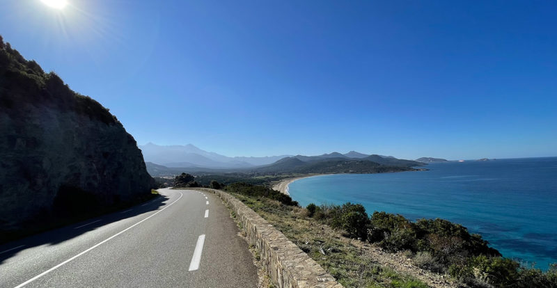 soleil, route sinueuse, plage de sable fin, mer transparente : LA CORSE