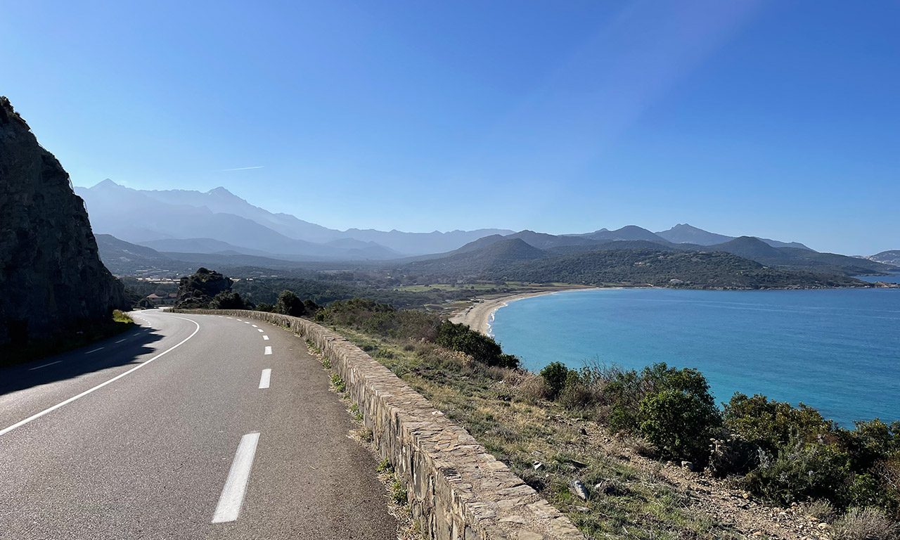 routes sinueuses et bord de mer en Corse